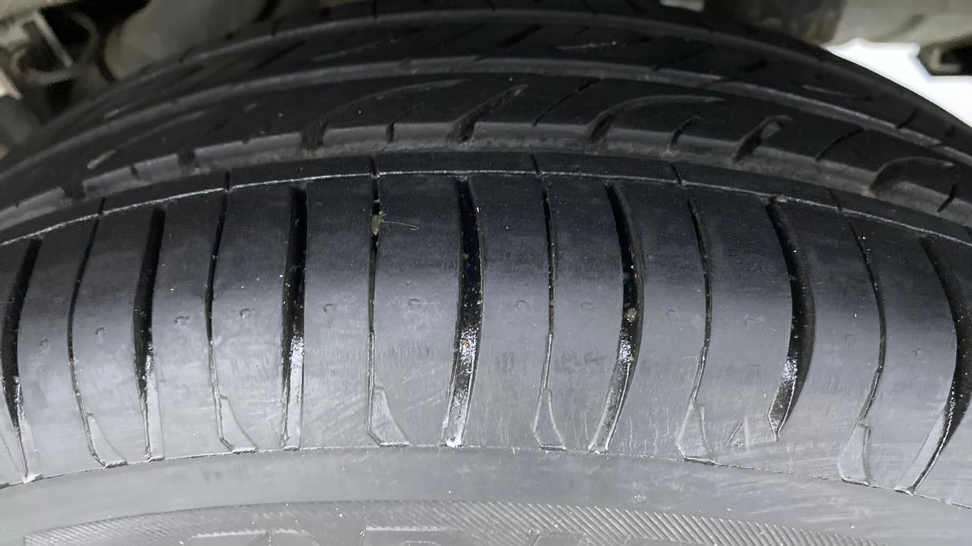 2018 Mahindra KUV 100 NXT K2 6 STR, Petrol, Manual, 5,852 km, Left Rear Tyre Tread