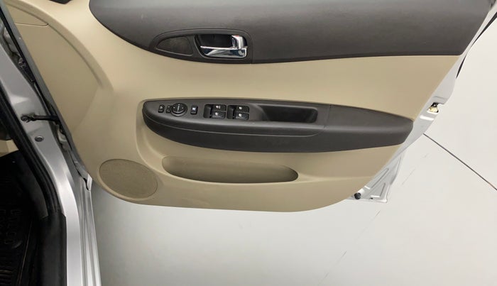 2013 Hyundai i20 MAGNA O 1.2, Petrol, Manual, 46,993 km, Driver Side Door Panels Control