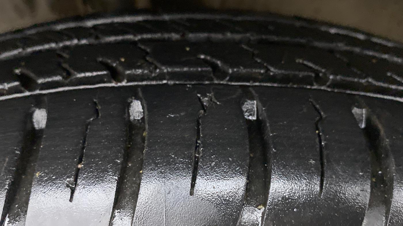 2018 Maruti Dzire VXI AMT, Petrol, Automatic, 14,925 km, Left Front Tyre Tread