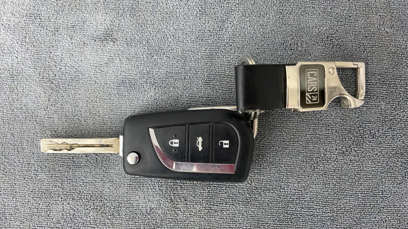 2017 Toyota Corolla Altis J S, CNG, Manual, Key Close Up