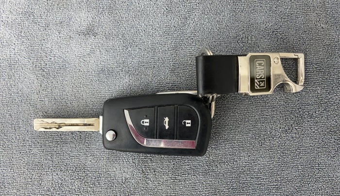 2017 Toyota Corolla Altis J S, CNG, Manual, Key Close Up