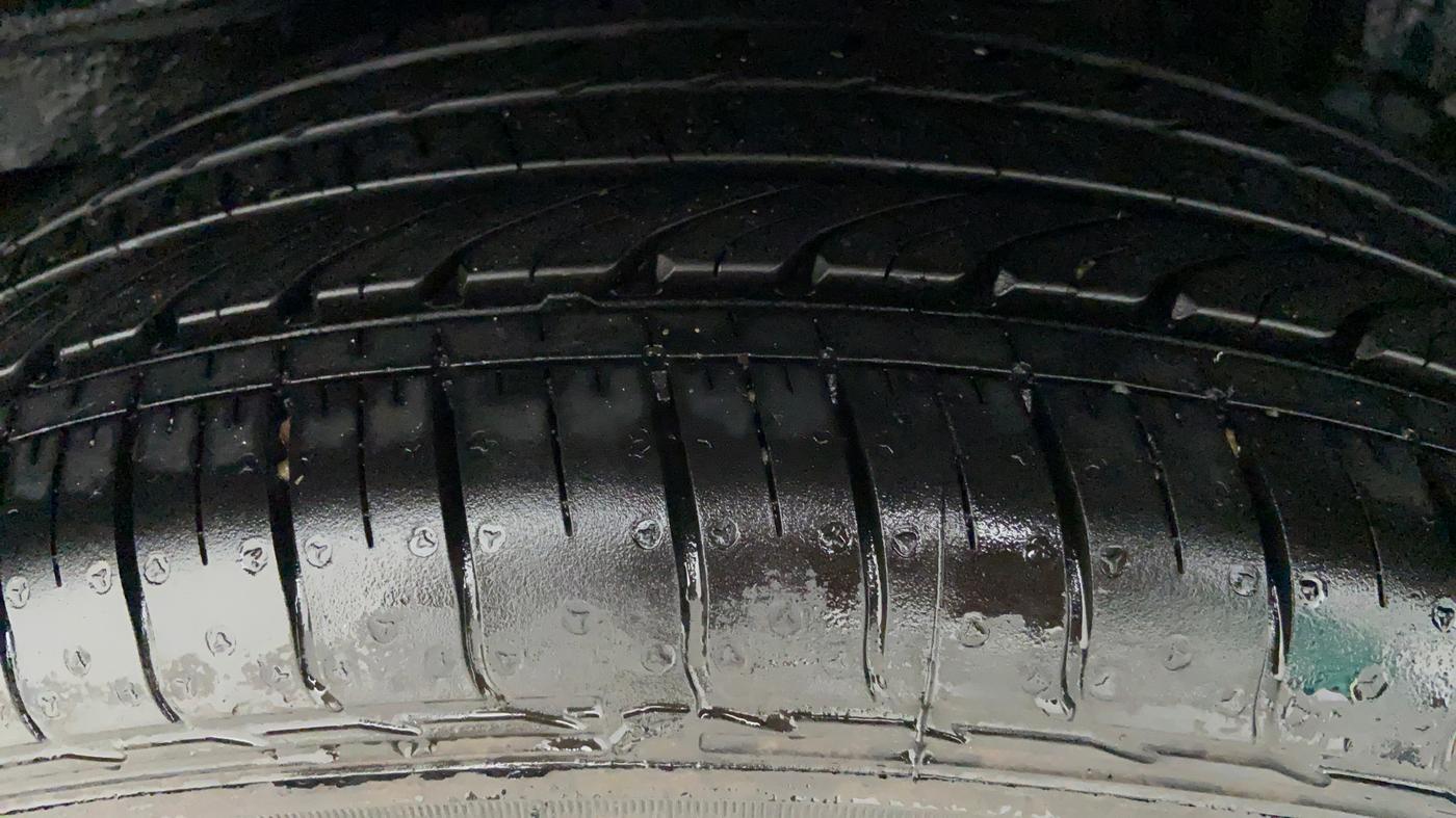 2017 Toyota Corolla Altis J S, CNG, Manual, Right Rear Tyre Tread