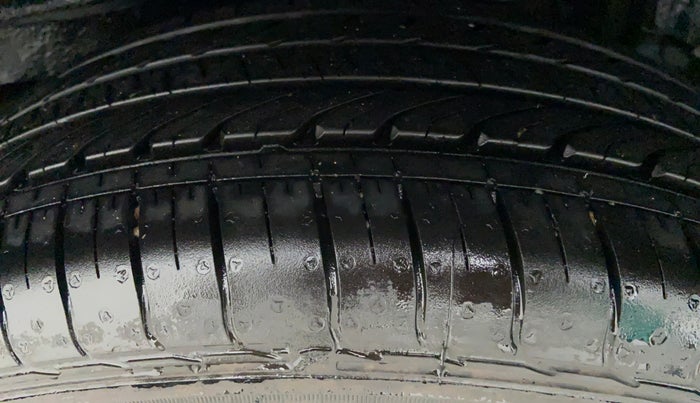 2017 Toyota Corolla Altis J S, CNG, Manual, Right Rear Tyre Tread