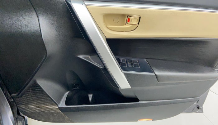 2017 Toyota Corolla Altis J S, CNG, Manual, Driver Side Door Panels Control