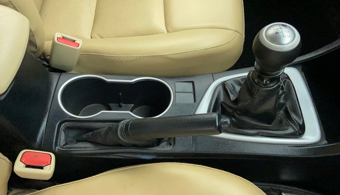 2017 Toyota Corolla Altis J S, CNG, Manual, Gear Lever
