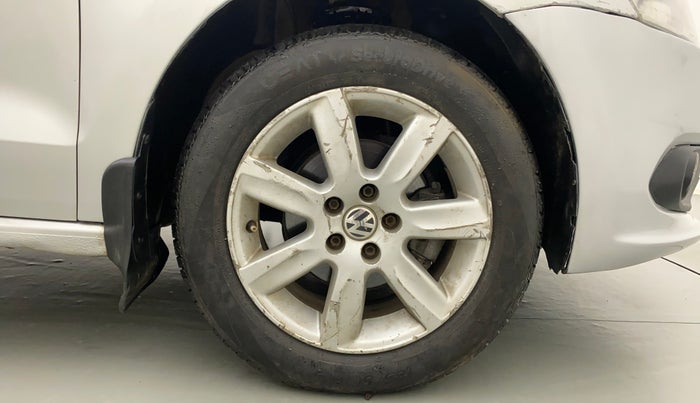 2011 Volkswagen Vento TRENDLINE 1.6, Petrol, Manual, 69,574 km, Right Front Wheel