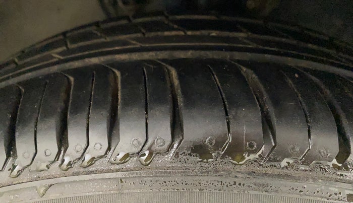 2011 Volkswagen Vento TRENDLINE 1.6, Petrol, Manual, 69,574 km, Right Front Tyre Tread