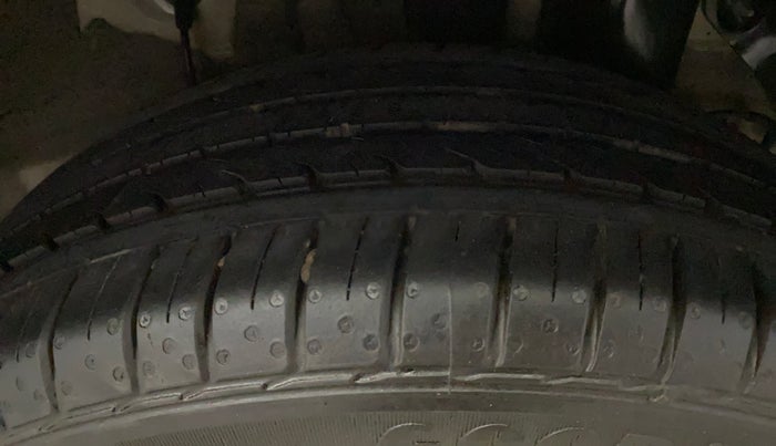 2016 Hyundai Elite i20 ASTA 1.2 (O), Petrol, Manual, 84,649 km, Left Rear Tyre Tread