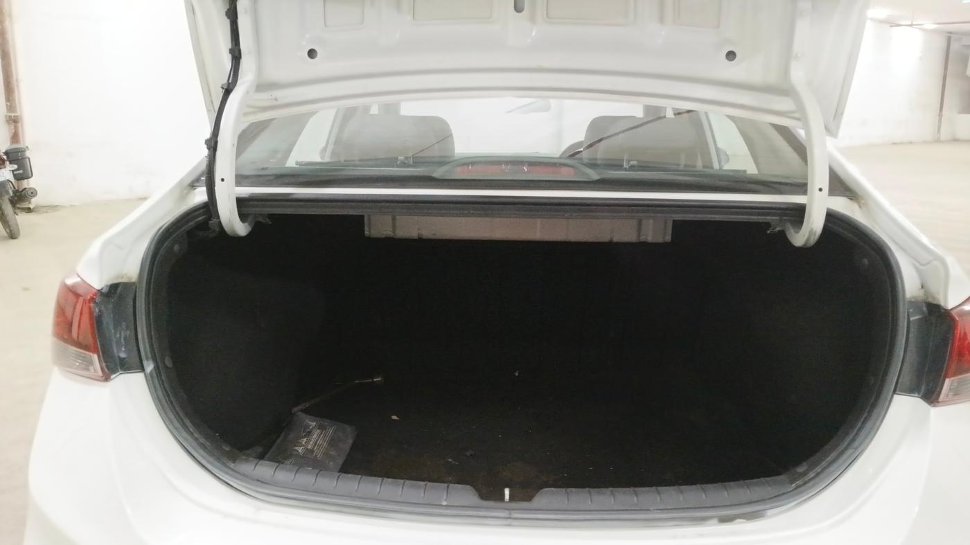 2018 Hyundai Verna 1.6 VTVT SX O, Petrol, Manual, 79,864 km, Boot Inside