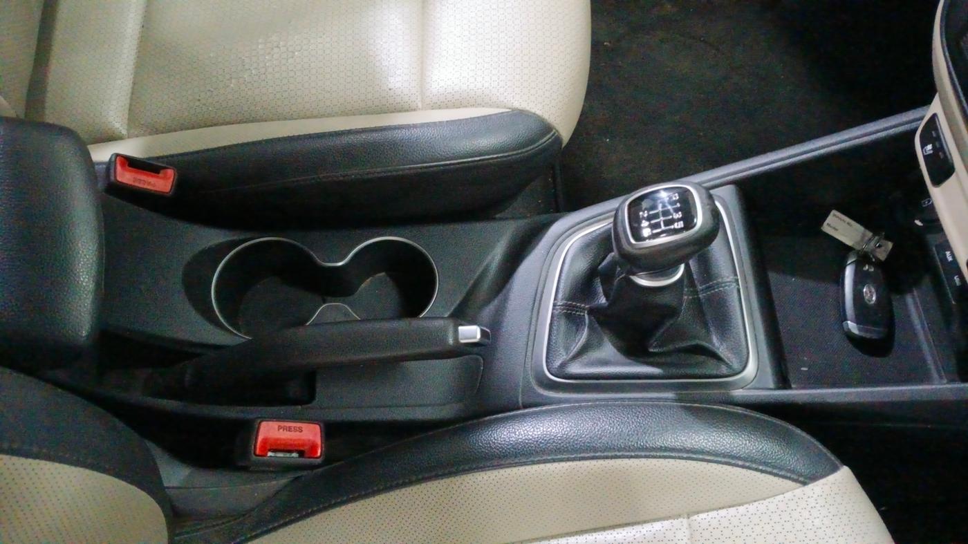 2018 Hyundai Verna 1.6 VTVT SX O, Petrol, Manual, 79,864 km, Gear Lever