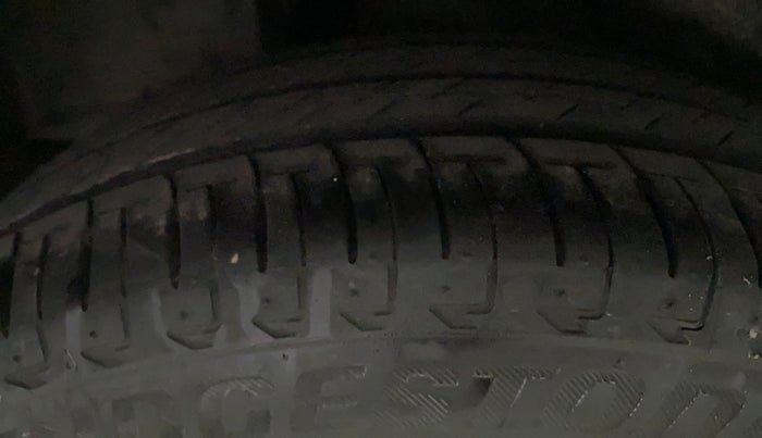 2015 Honda Jazz 1.2L I-VTEC SV, Petrol, Manual, 1,20,297 km, Right Rear Tyre Tread