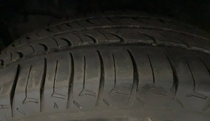 2015 Honda Jazz 1.2L I-VTEC SV, Petrol, Manual, 1,20,297 km, Left Front Tyre Tread