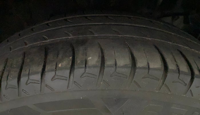 2015 Honda Jazz 1.2L I-VTEC SV, Petrol, Manual, 1,20,297 km, Right Front Tyre Tread