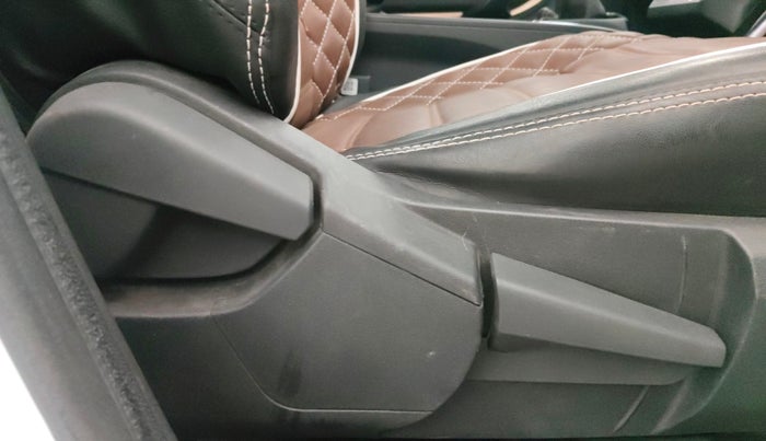 2021 Renault Kiger RXT (O) MT, CNG, Manual, 48,419 km, Driver Side Adjustment Panel