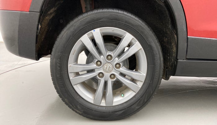 2017 Maruti Vitara Brezza ZDI PLUS DUAL TONE, Diesel, Manual, 1,03,256 km, Right Rear Wheel
