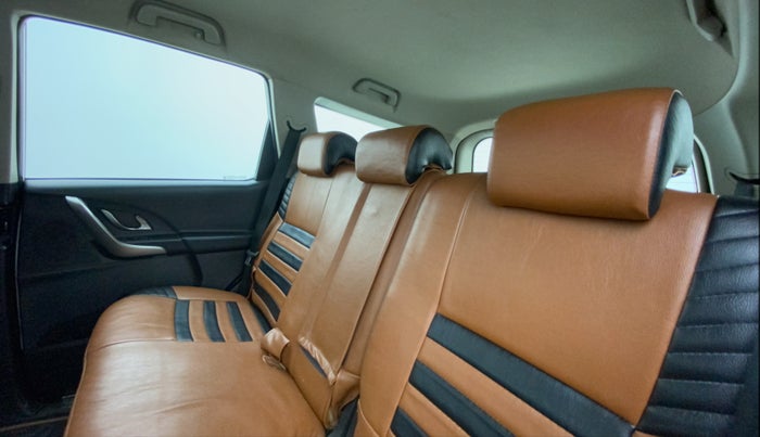 2018 Mahindra XUV500 W7, Diesel, Manual, 1,05,759 km, Right Side Rear Door Cabin