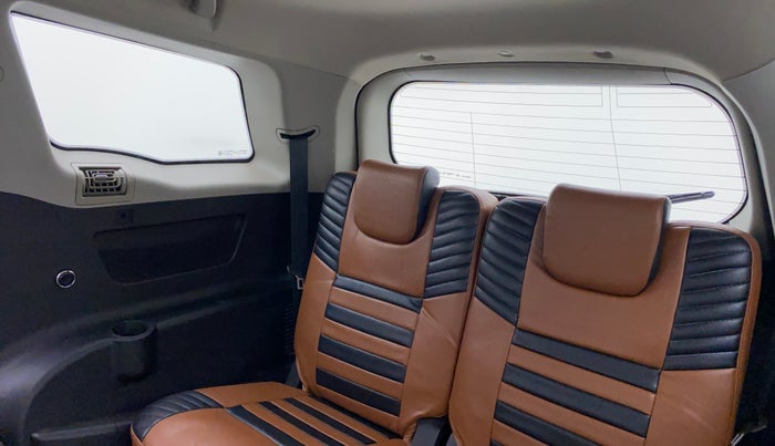 2018 Mahindra XUV500 W7, Diesel, Manual, 1,05,759 km, Third Seat Row ( optional )