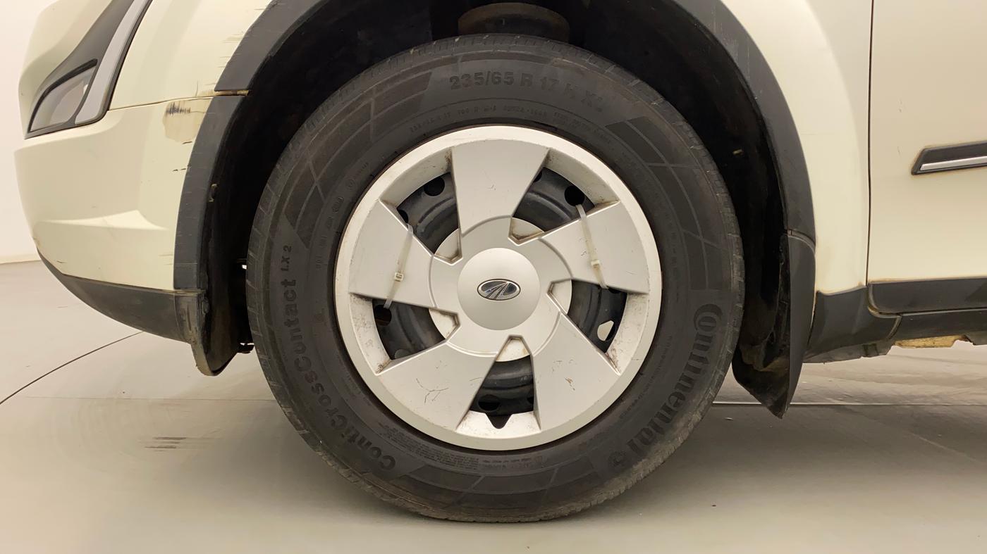 2018 Mahindra XUV500 W7, Diesel, Manual, 1,05,759 km, Left Front Wheel