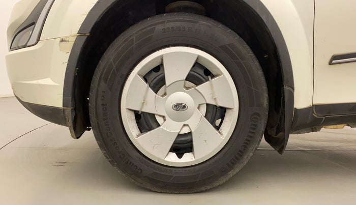 2018 Mahindra XUV500 W7, Diesel, Manual, 1,05,759 km, Left Front Wheel