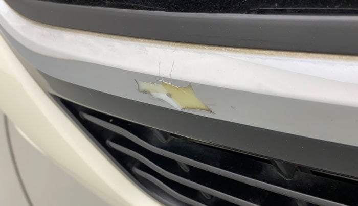 2018 Mahindra XUV500 W7, Diesel, Manual, 1,05,759 km, Front bumper - Chrome strip damage
