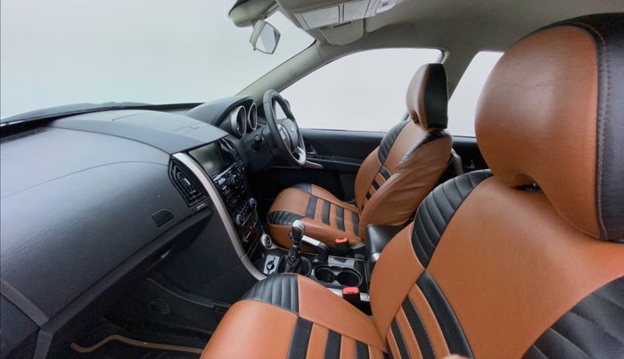 2018 Mahindra XUV500 W7, Diesel, Manual, 1,05,759 km, Right Side Front Door Cabin