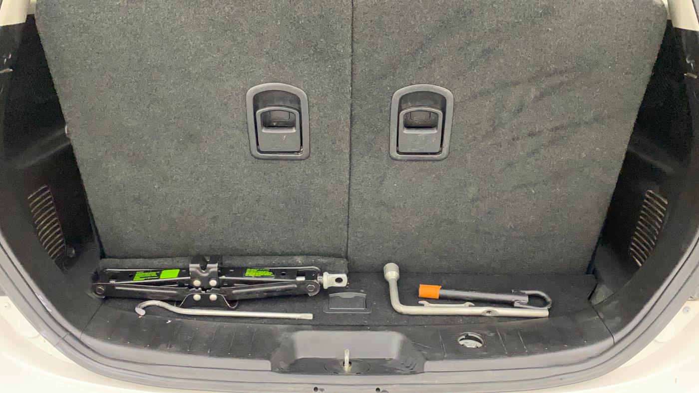 2018 Mahindra XUV500 W7, Diesel, Manual, 1,05,759 km, Boot Inside