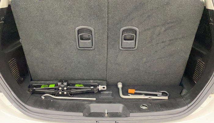 2018 Mahindra XUV500 W7, Diesel, Manual, 1,05,759 km, Boot Inside