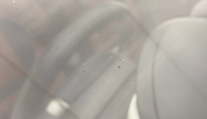 2018 Mahindra XUV500 W7, Diesel, Manual, 1,05,759 km, Front windshield - Minor spot on windshield