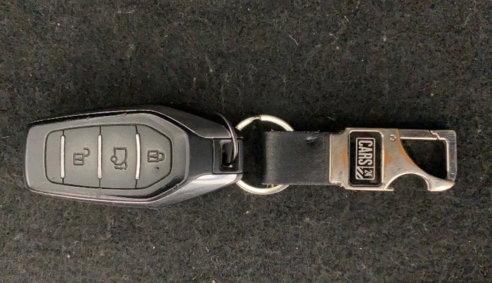 2018 Mahindra XUV500 W7, Diesel, Manual, 1,05,759 km, Lock system - Keyless sensor not working