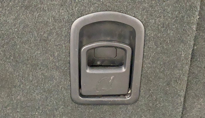 2018 Mahindra XUV500 W7, Diesel, Manual, 1,05,759 km, Third-row left seat - Folding lever not working