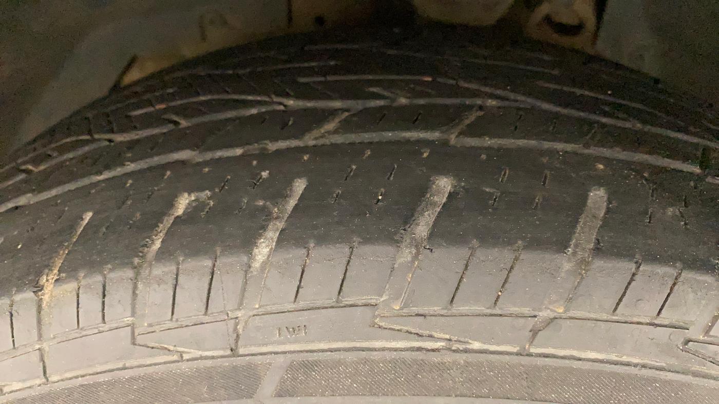 2018 Mahindra XUV500 W7, Diesel, Manual, 1,05,759 km, Left Front Tyre Tread