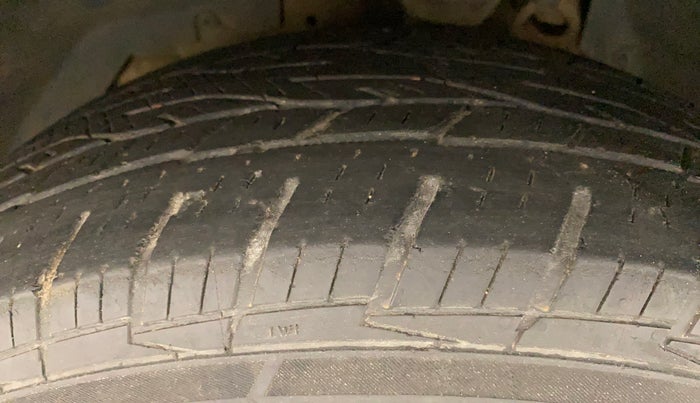 2018 Mahindra XUV500 W7, Diesel, Manual, 1,05,759 km, Left Front Tyre Tread