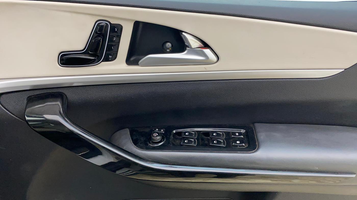 2022 Mahindra XUV700 AX 7 LUXURY P AT 7 STR, Petrol, Automatic, 63,719 km, Driver Side Door Panels Control