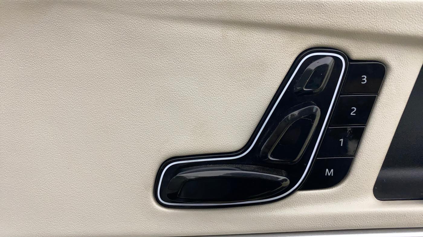 2022 Mahindra XUV700 AX 7 LUXURY P AT 7 STR, Petrol, Automatic, 63,719 km, Driver Side Adjustment Panel