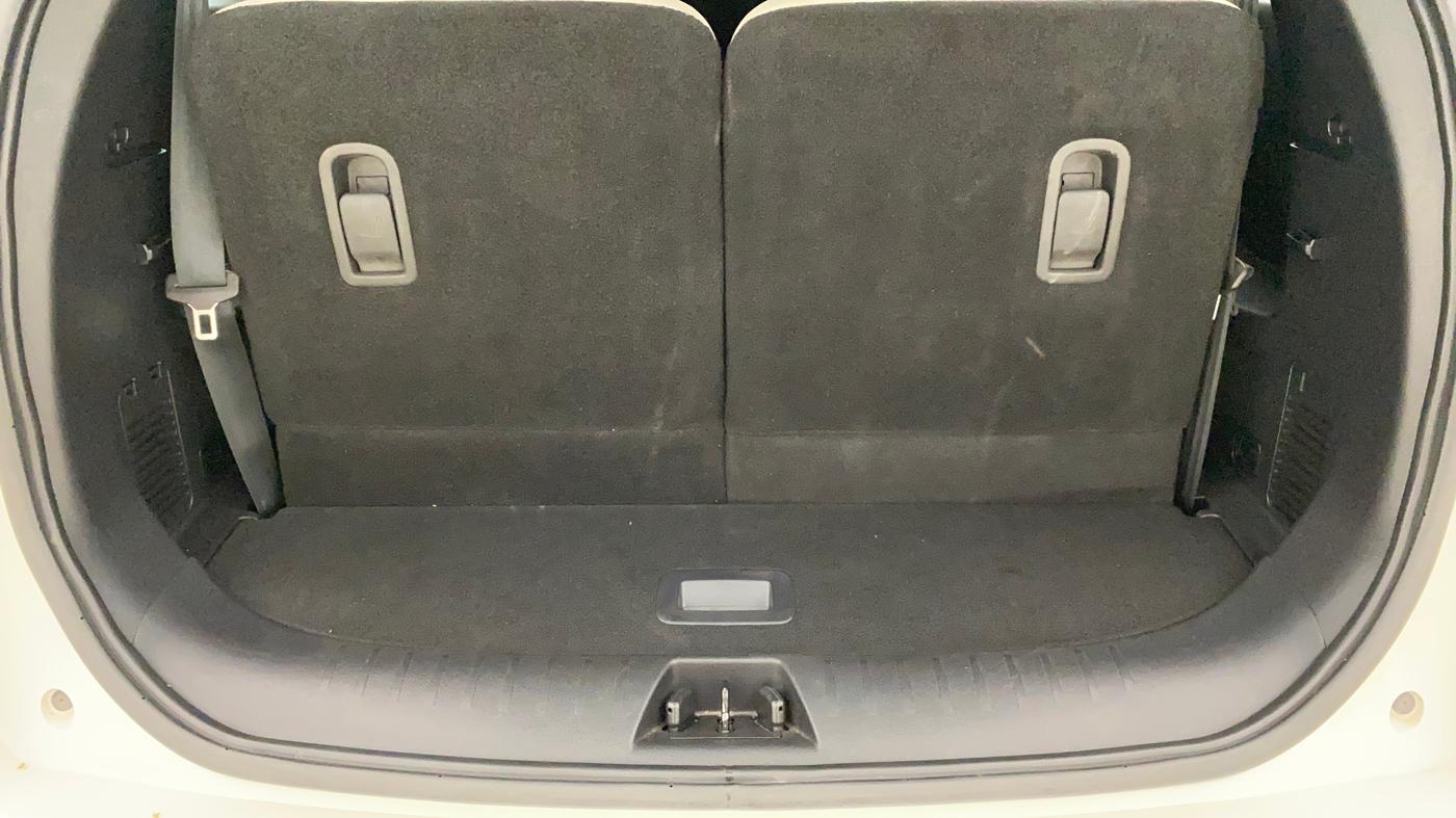 2022 Mahindra XUV700 AX 7 LUXURY P AT 7 STR, Petrol, Automatic, 63,719 km, Boot Inside