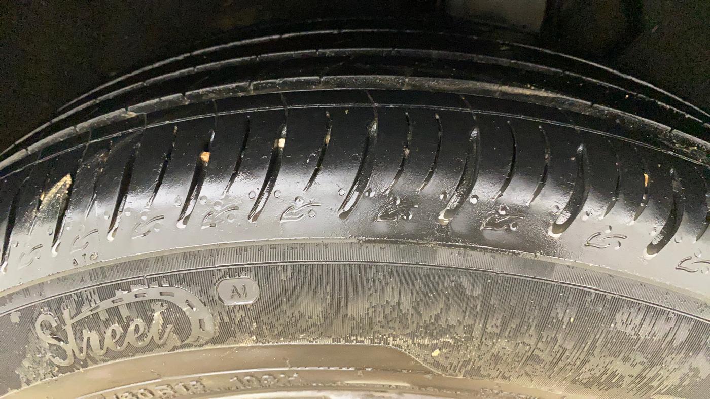2022 Mahindra XUV700 AX 7 LUXURY P AT 7 STR, Petrol, Automatic, 63,719 km, Left Rear Tyre Tread
