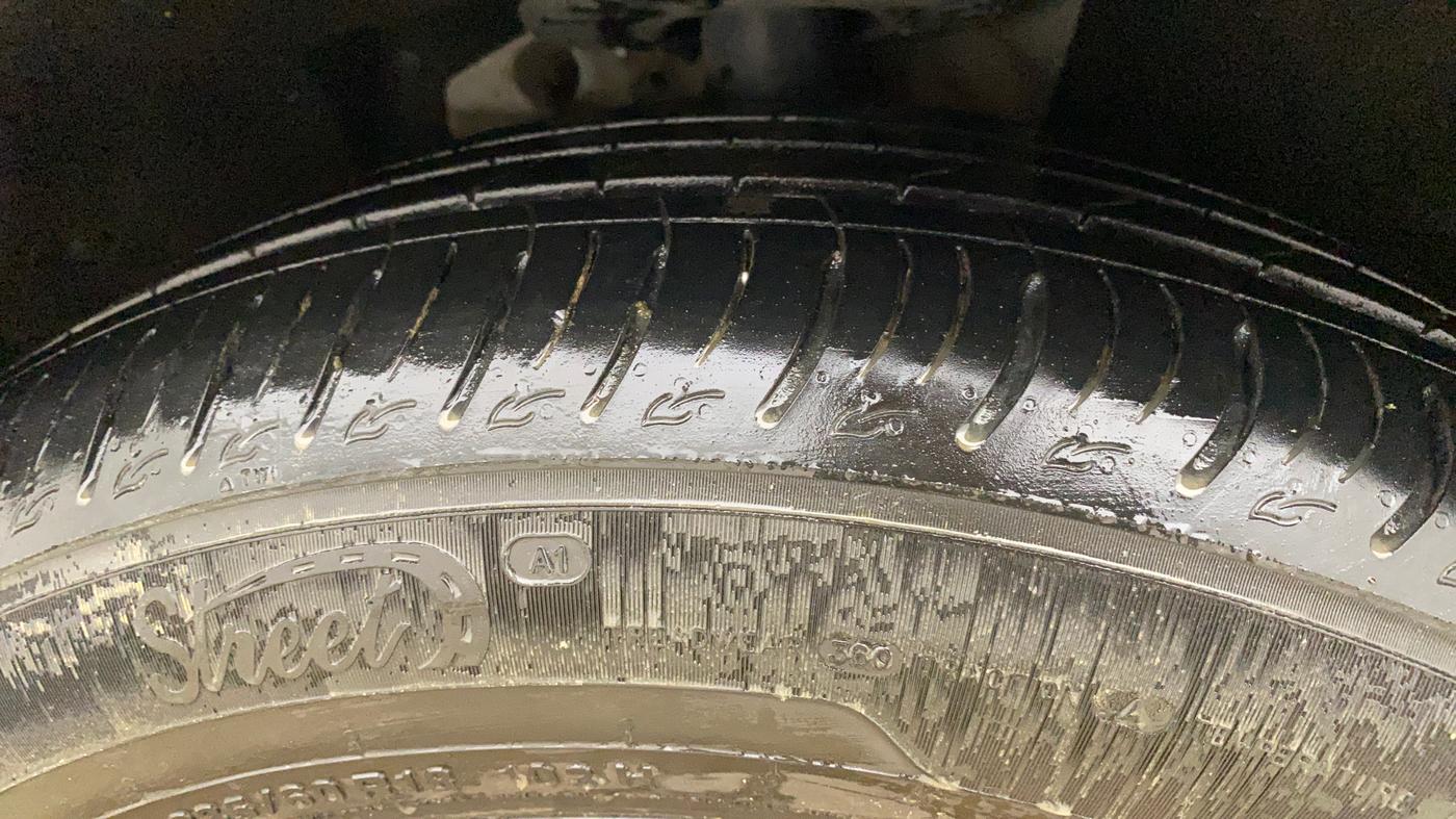 2022 Mahindra XUV700 AX 7 LUXURY P AT 7 STR, Petrol, Automatic, 63,719 km, Right Front Tyre Tread