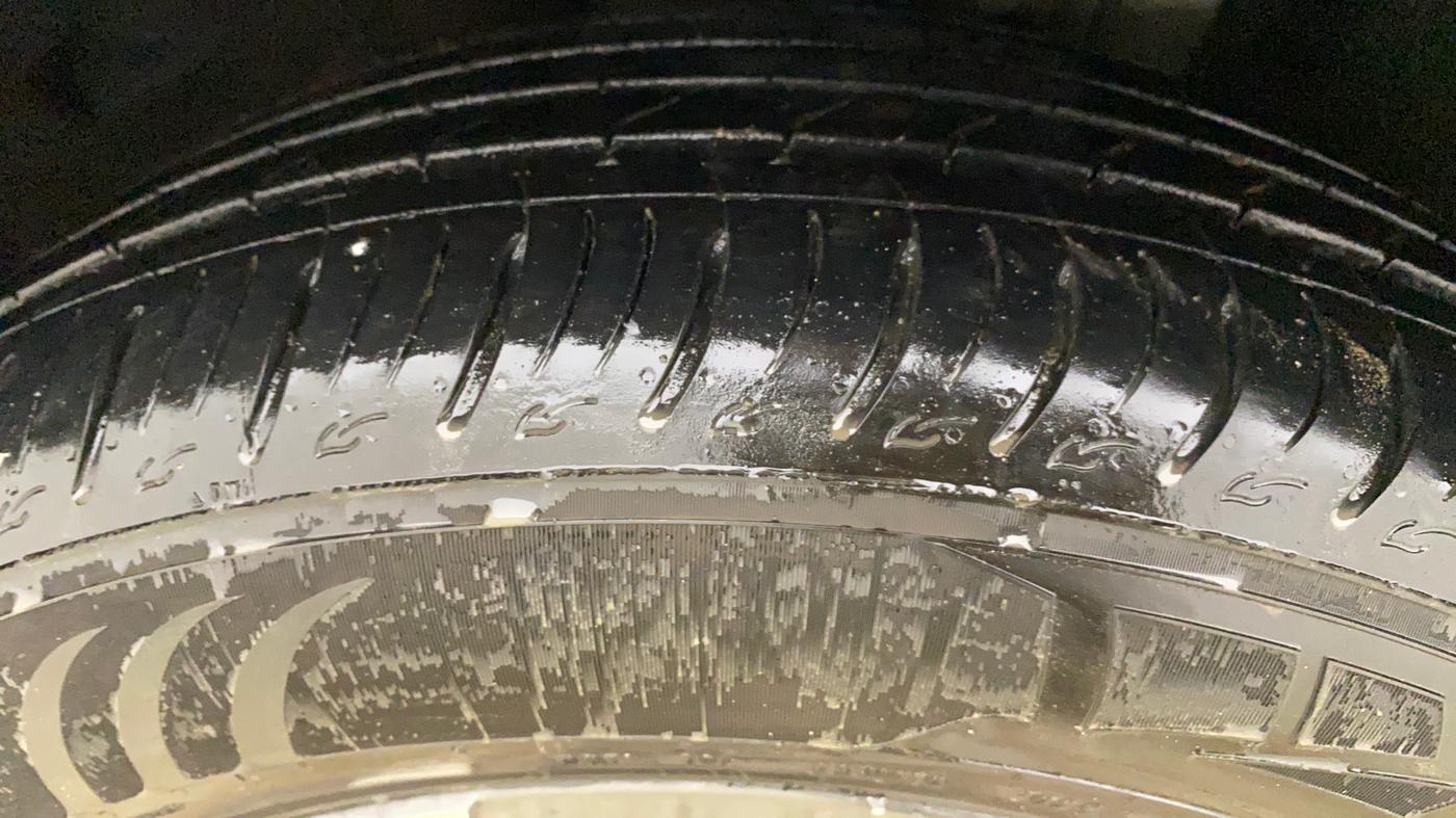 2022 Mahindra XUV700 AX 7 LUXURY P AT 7 STR, Petrol, Automatic, 63,719 km, Left Front Tyre Tread