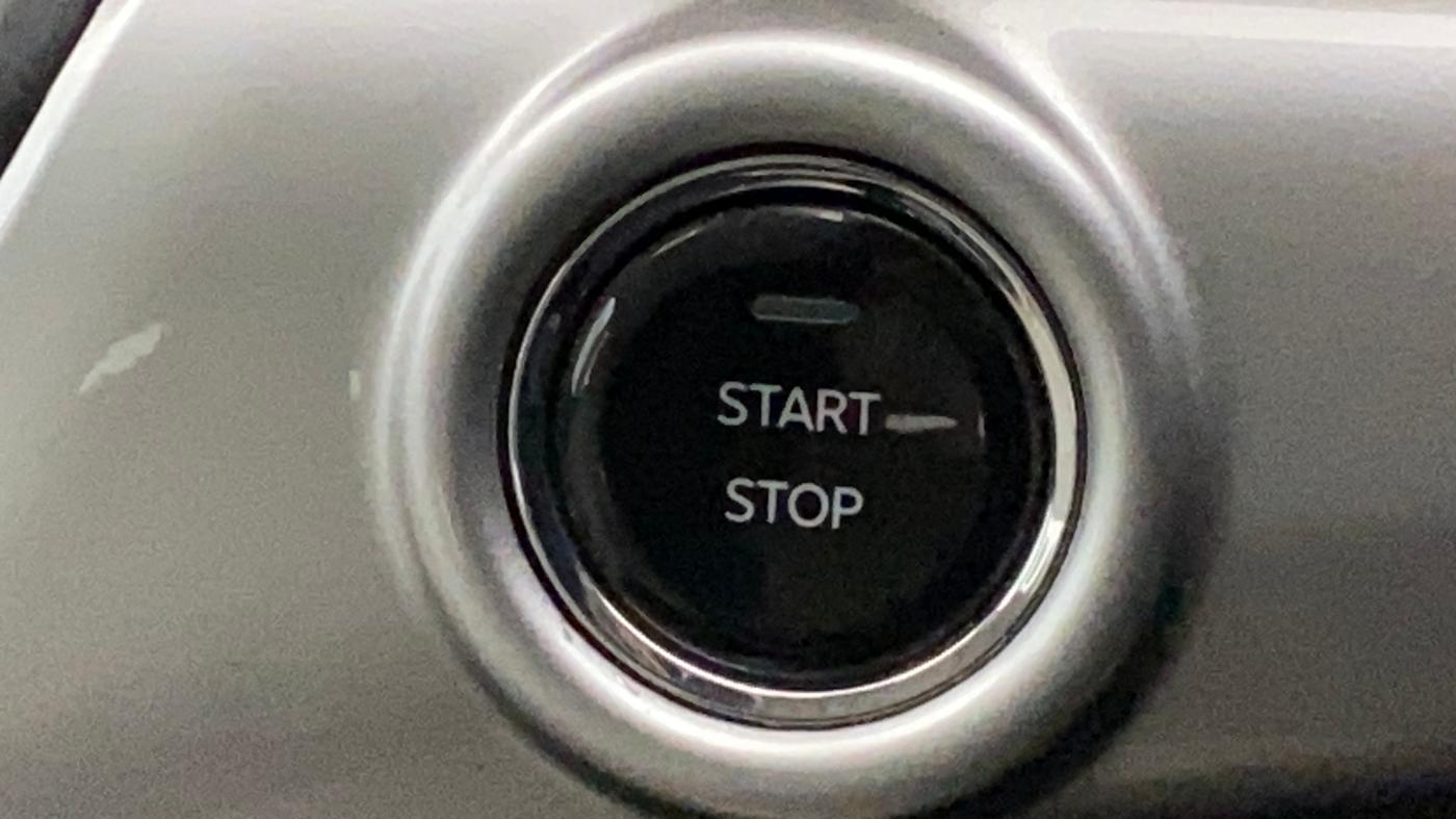 2022 Mahindra XUV700 AX 7 LUXURY P AT 7 STR, Petrol, Automatic, 63,719 km, Keyless Start/ Stop Button