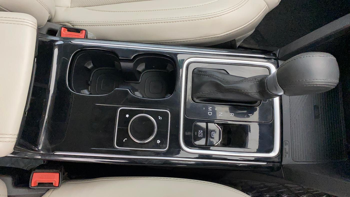 2022 Mahindra XUV700 AX 7 LUXURY P AT 7 STR, Petrol, Automatic, 63,719 km, Gear Lever