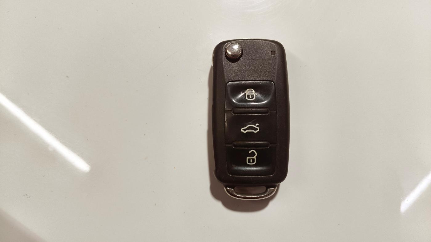 2018 Volkswagen Ameo HIGHLINE PLUS 1.0L 16 ALLOY, Petrol, Manual, 1,13,616 km, Key Close Up
