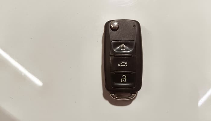 2018 Volkswagen Ameo HIGHLINE PLUS 1.0L 16 ALLOY, Petrol, Manual, 1,13,616 km, Key Close Up