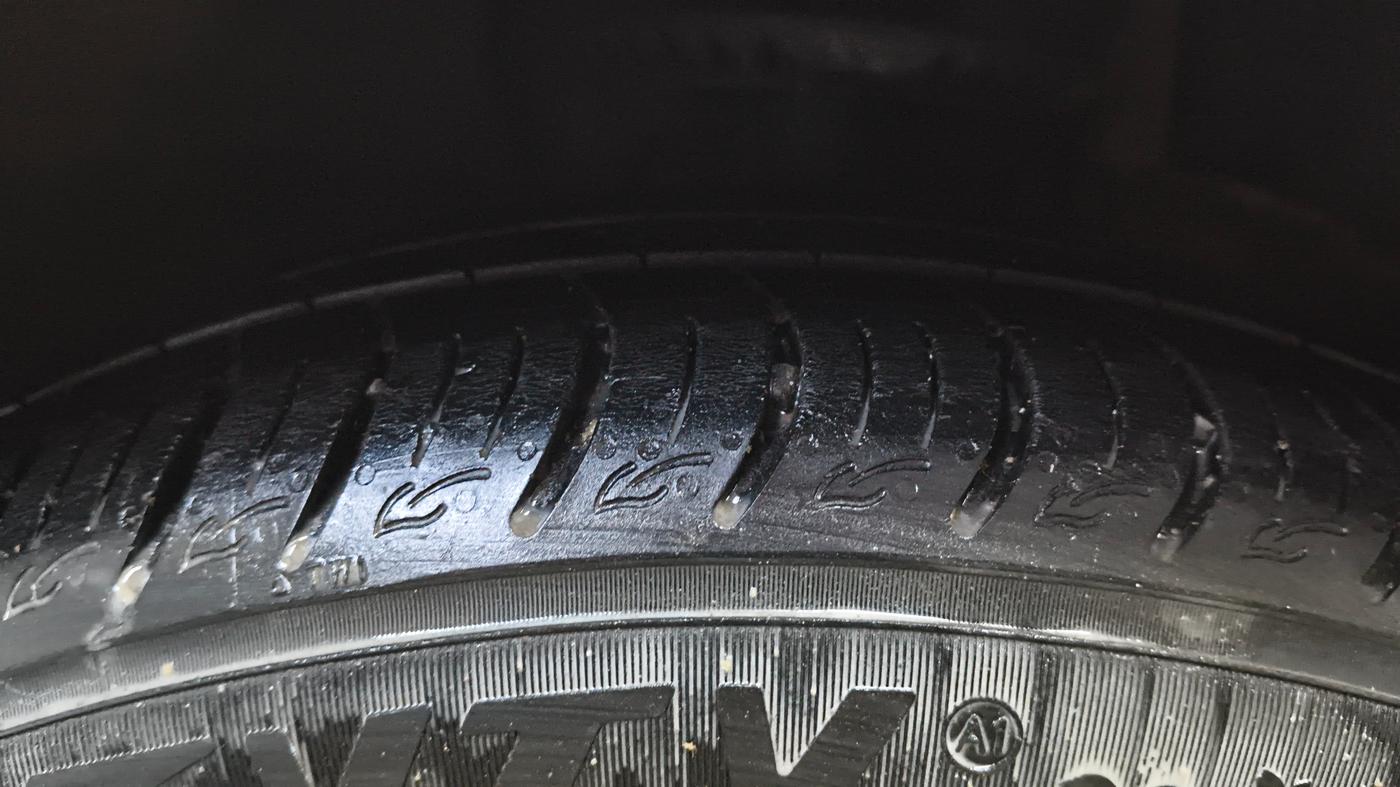 2018 Volkswagen Ameo HIGHLINE PLUS 1.0L 16 ALLOY, Petrol, Manual, 1,13,616 km, Left Front Tyre Tread