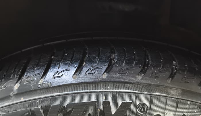 2018 Volkswagen Ameo HIGHLINE PLUS 1.0L 16 ALLOY, Petrol, Manual, 1,13,616 km, Left Front Tyre Tread