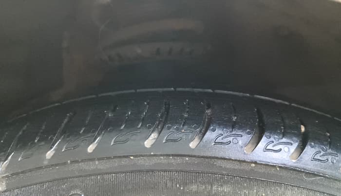 2018 Volkswagen Ameo HIGHLINE PLUS 1.0L 16 ALLOY, Petrol, Manual, 1,13,616 km, Right Front Tyre Tread