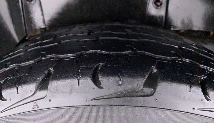 2017 Mahindra TUV300 T8, Diesel, Manual, 30,962 km, Right Rear Tyre Tread