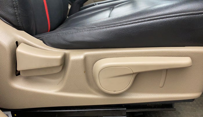 2017 Mahindra TUV300 T8, Diesel, Manual, 30,962 km, Driver Side Adjustment Panel