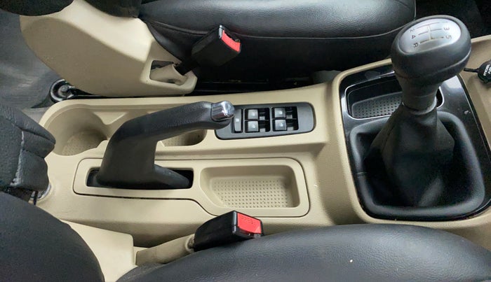 2017 Mahindra TUV300 T8, Diesel, Manual, 30,962 km, Gear Lever