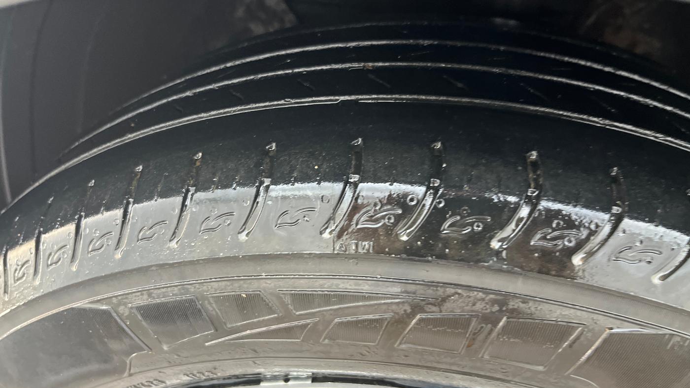 2023 KIA CARENS  PRESTIGE 1.5 TURBO PETROL IMT 7 STR , Petrol, Manual, 34,046 km, Left Front Tyre Tread