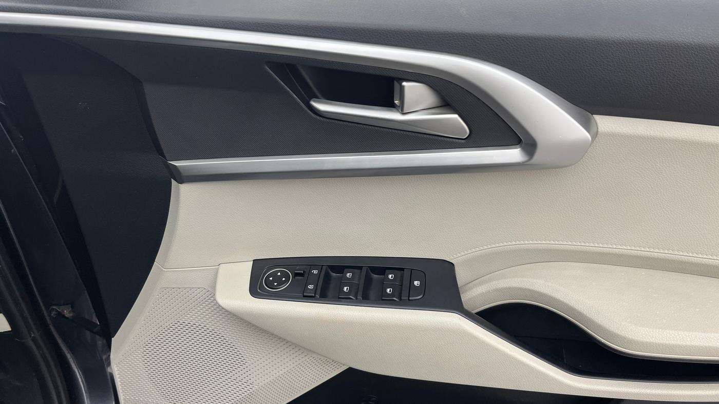 2023 KIA CARENS  PRESTIGE 1.5 TURBO PETROL IMT 7 STR , Petrol, Manual, 34,046 km, Driver Side Door Panels Control